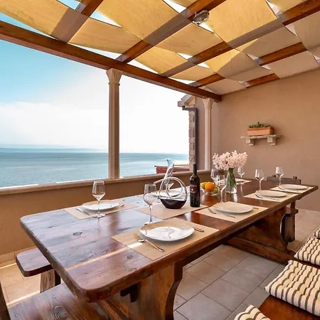 Villa Seafront Endless View